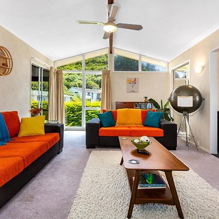 Retro 4 Bedroom Home, Warm And Welcoming, Quiet Location Porirua Exterior photo
