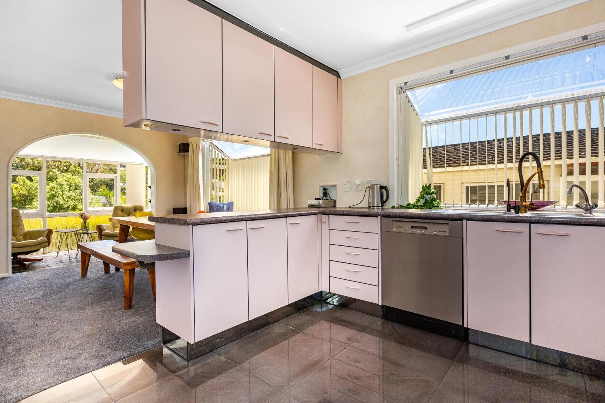 Retro 4 Bedroom Home, Warm And Welcoming, Quiet Location Porirua Exterior photo
