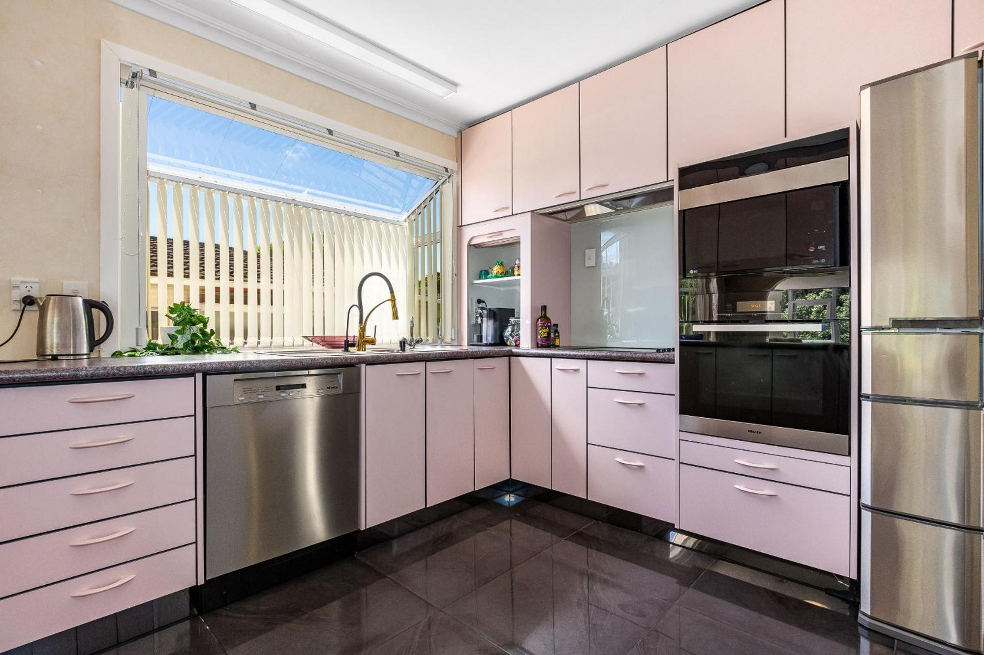 Retro 4 Bedroom Home, Warm And Welcoming, Quiet Location Porirua Exterior photo