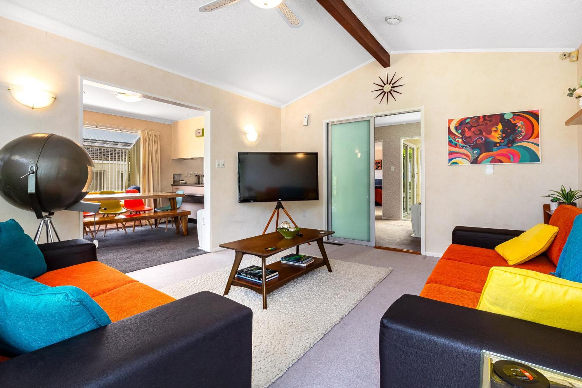 Retro 4 Bedroom Home, Warm And Welcoming, Quiet Location Porirua Exterior photo