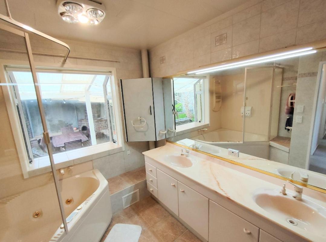 Retro 4 Bedroom Home, Warm And Welcoming, Quiet Location Porirua Exterior photo