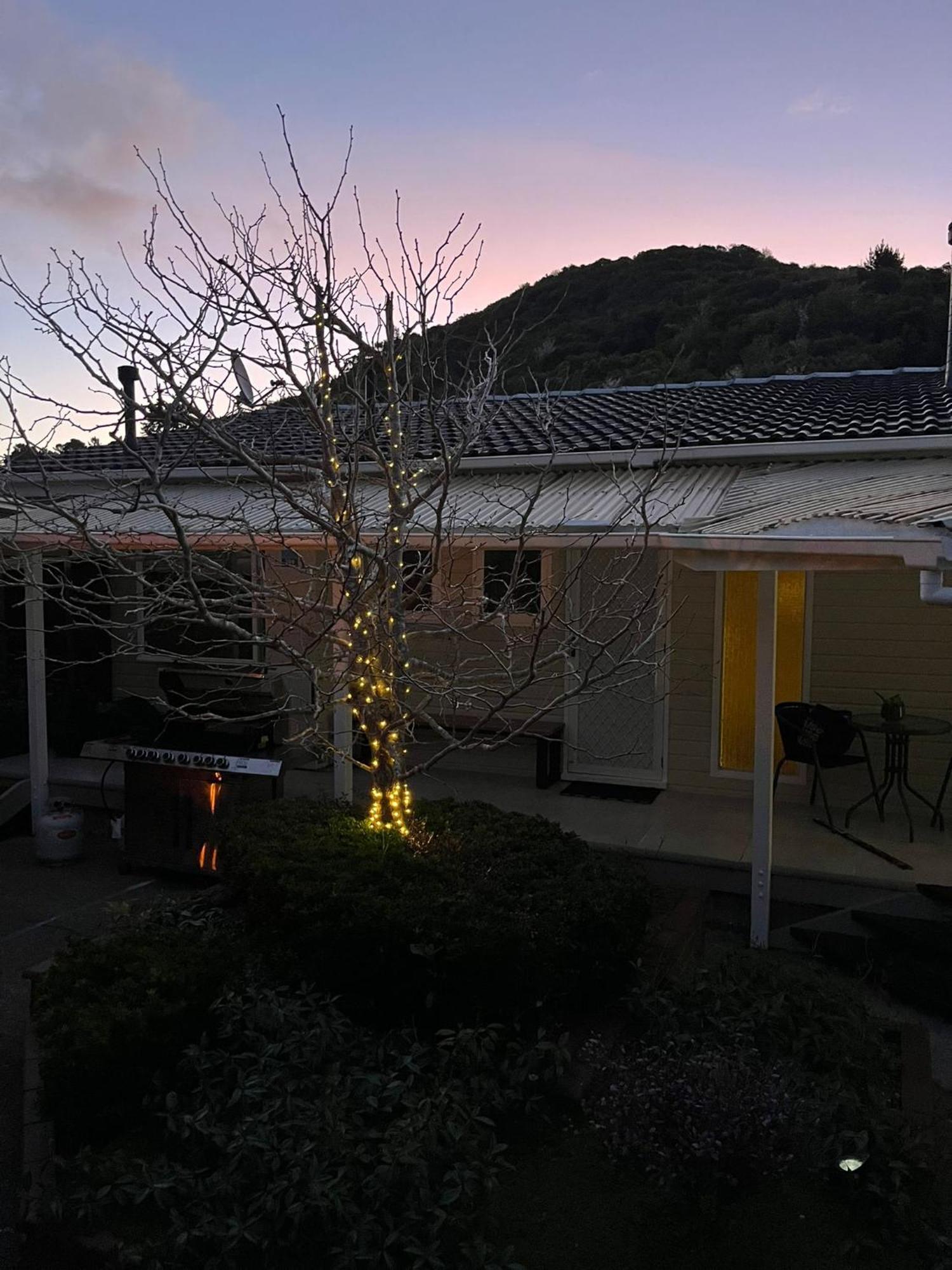 Retro 4 Bedroom Home, Warm And Welcoming, Quiet Location Porirua Exterior photo